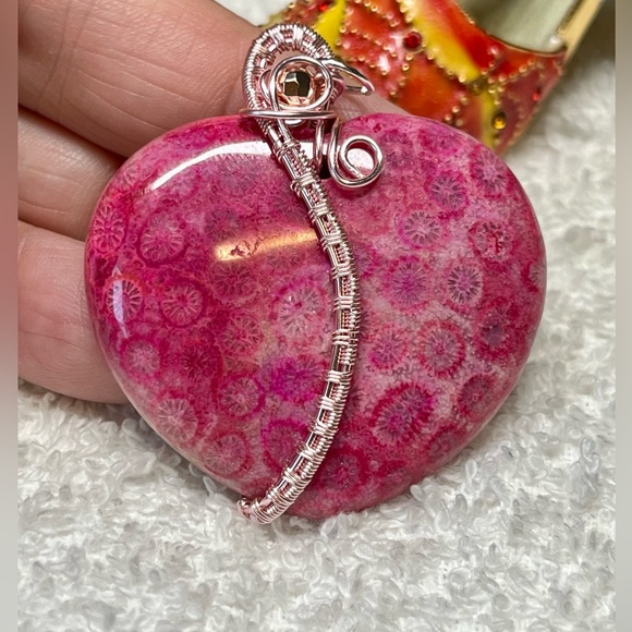 Pink Coral chrysanthemum fossil heart pendant - Picture 10 of 12